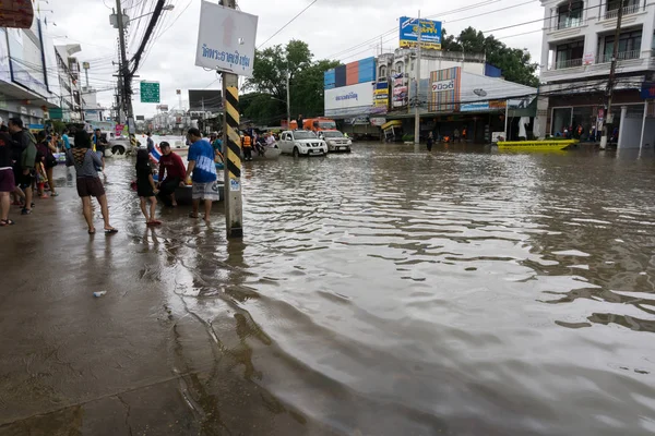 Sakon Nakhon, Tayland - 29 Temmuz 2017: Sokakları su sonka strom ile sular altında