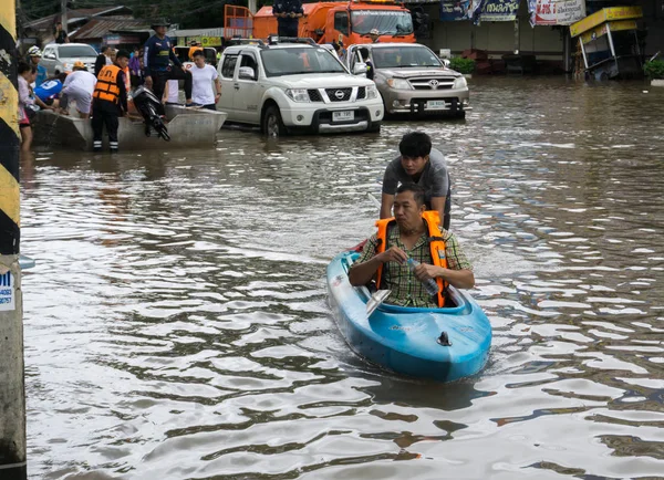 Sakon Nakhon, Tayland - 29 Temmuz 2017: Sokakları su sonka strom ile sular altında