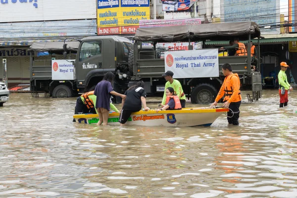 Sakon Nakhon, Tayland - 29 Temmuz 2017: Sokakları su sonka strom ile sular altında