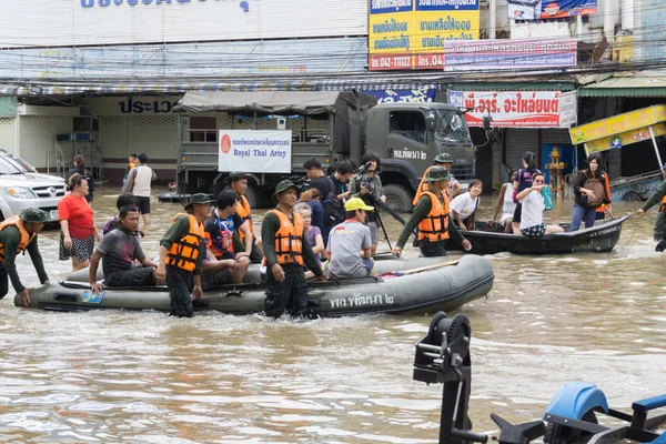 Sakon Nakhon, Tayland - 29 Temmuz 2017: Sokakları su sonka strom ile sular altında