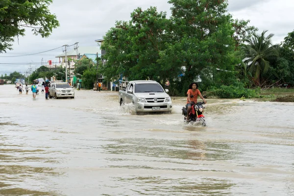 Sakon Nakhon, Tayland - 29 Temmuz 2017: Sokakları su sonka strom ile sular altında