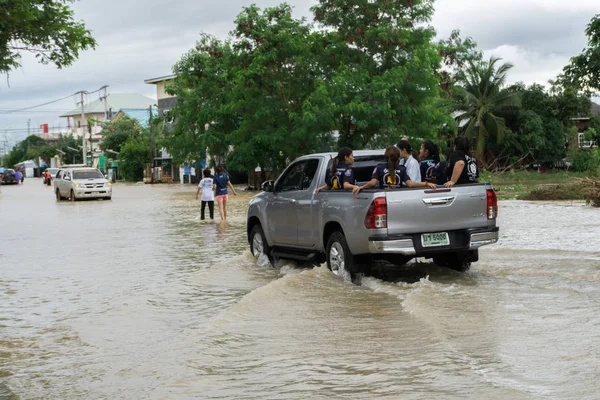 Sakon Nakhon, Tayland - 29 Temmuz 2017: Sokakları su sonka strom ile sular altında