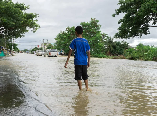 Sakon Nakhon, Tayland - 29 Temmuz 2017: çocuğun su ile sular altında