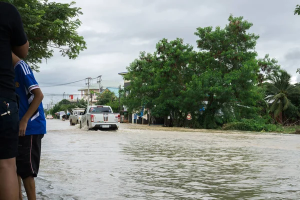 Sakon Nakhon, Tayland - 29 Temmuz 2017: Sokakları su sonka strom ile sular altında