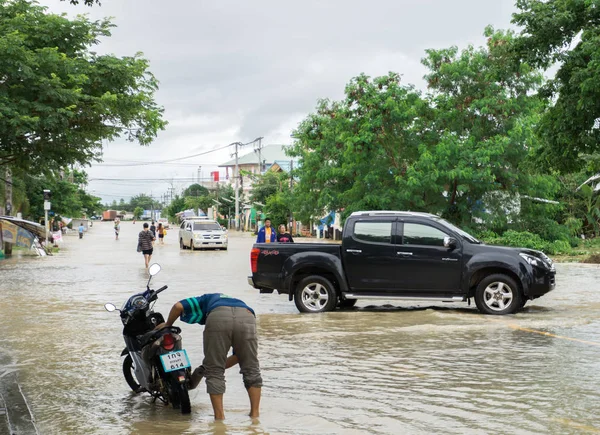 Sakon Nakhon, Tayland - 29 Temmuz 2017: Sokakları su sonka strom ile sular altında