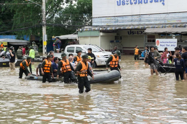Sakon Nakhon, Tayland - 29 Temmuz 2017: Transpotration insanlar su ile sular altında
