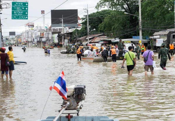 Sakon Nakhon, Tayland - 29 Temmuz 2017: Ulaşım insanlar su ile sular altında