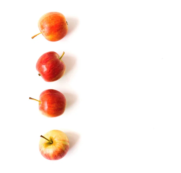Вид сверху красное яблоко на белом фоне с копировальным пространством , — стоковое фото