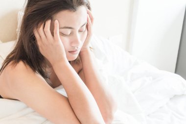 Yatak, sağlık ve tıp kavramı, seçici odak boğaz kafa ile uyanma Closeup kadın