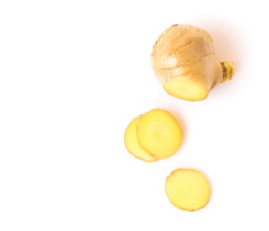 Beyaz arka plan bitki ve medikal ürün kavramı, seçici odak için dilimleri ile taze zencefil