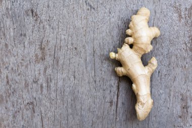 Ahşap arka plan, metin veya zencefil ürün kavramı için coppy alan closeup zencefil kökü