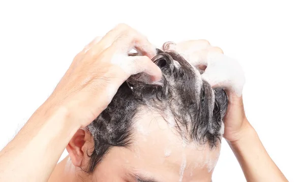 Mladý muž detailní mytí vlasy s bílým pozadím, koncepce zdravotní péče — Stock fotografie