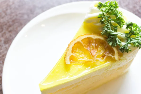 Närbild citron tårta på vit platta i kafé för koppla av tid koncept — Stockfoto