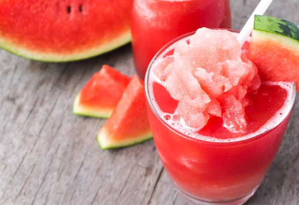 Vértes friss görögdinnye smoothie, üveg, fa asztal, gyümölcs ital egészséges koncepció — Stock Fotó