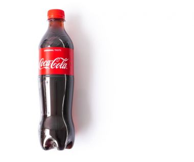 Sakon Nakhon, Tayland - 28 Kasım 2017: Coca Cola meşrubat şişesi beyaz arka plan üzerinde