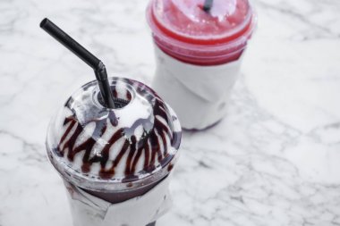 Çikolata frappe ve karpuz smoothie closeup iç mermer tablo, seçici odak plastik cam
