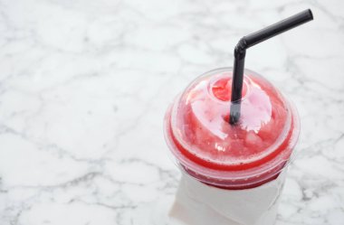 Karpuz güler yüzlü closeup iç mermer tablo, seçici odak plastik cam