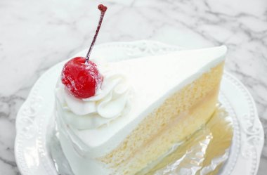 Closeup süt kek ile lezzetli Kahve Dükkanı, tatlı ve tatlı kavramı, seçici odak beyaz mermer tablo