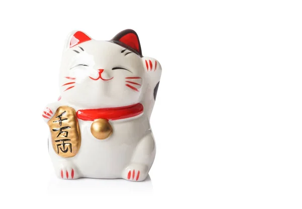 Maneki Neko keramische Japanse gelukkige kat geïsoleerd op witte achtergrond — Stockfoto