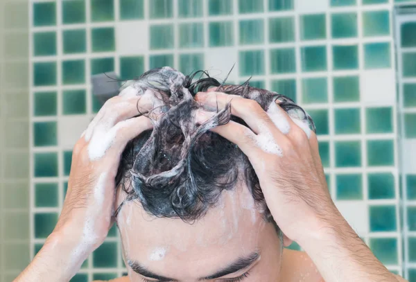 Vértes férfiak hajmosás, és figyelembe véve, a fürdőszobában zuhanyzó, egészségügyi és orvosi koncepció — Stock Fotó
