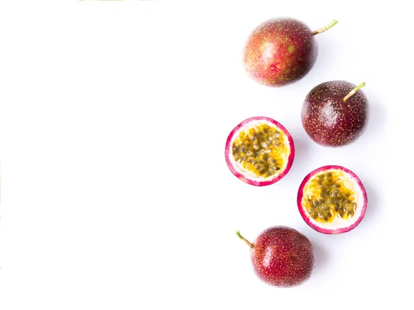 Nahaufnahme von oben Passionsfrucht auf weißem Hintergrund, Obst für ein gesundes Konzept — Stockfoto