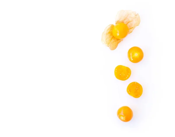 Färsk cape krusbär frukt med hög C-vitamin på vit bakgrund, hälso-och medicinska begrepp, ovanifrån — Stockfoto