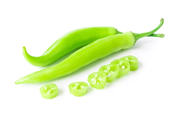 Крупный план зеленый перец чили с нарезанным на белом фоне, сырой пищевой ингредиент концепции — стоковое фото