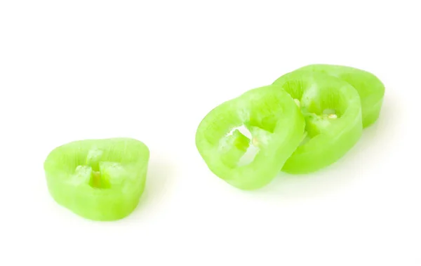 Chile verde con rodajas sobre fondo blanco, concepto de ingrediente alimentario crudo — Foto de Stock