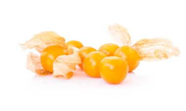 Beyaz arka plan üzerinde çiğ gıda madde kavramı ile tatlı yeşil biber biber dilimlenmiş