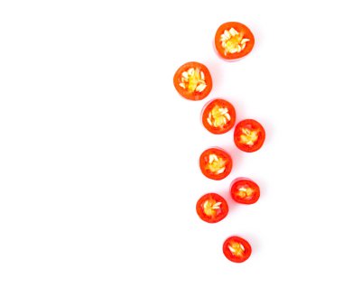 Yakın çekimde beyaz arka planda dilimlenmiş kırmızı biber, çiğ gıda içeriği konsepti