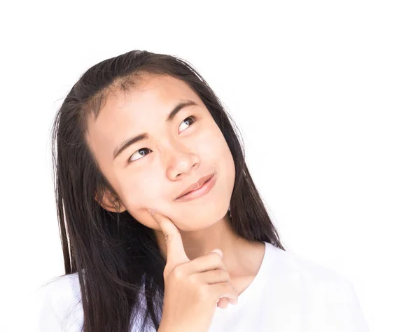 Asiatisk ung kvinna tänkande och leende med glada ansikte på bakgrund, kopia utrymme för text reklamkoncept — Stockfoto