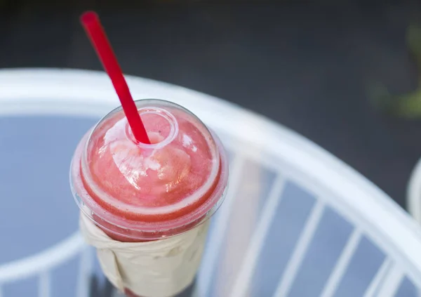 Gros plan de smoothie pastèque en verre plastique sur table, mise au point sélective — Photo