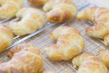 Closeup kruvasan ev yapımı ekmek, seçici ve yumuşak odak