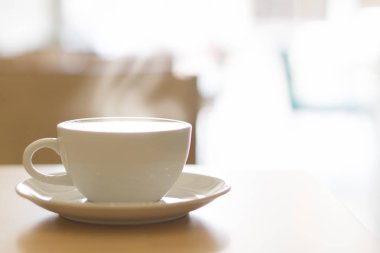 Tatlı sıcak kahve dumanla Kupası ve dan tatil için kapıdan ışık veya kavramı, seçici ve yumuşak odak dinlenmek