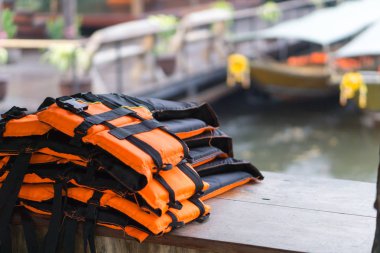 Nehir arka plan, emniyet konsepti, seçici odak ile ahşap masa portre can yeleği