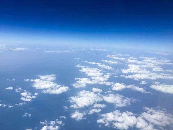 Visão superior céu e nuvens olhando de avião janela, conceito de fundo natureza — Fotografia de Stock