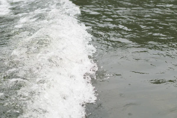 L'acqua del fiume che scorre dalla natura — Foto Stock