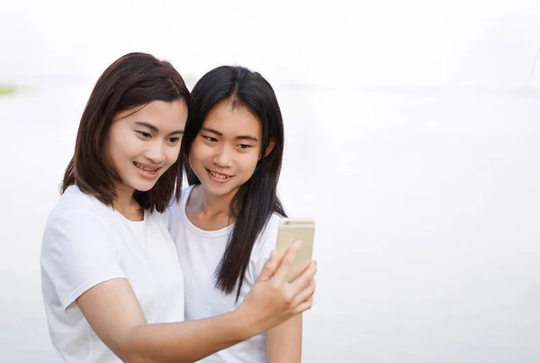 Ung Asiatisk Kvinna Selfie Med Leende Och Glad Feelling Selektivt — Stockfoto