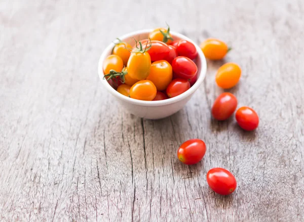 Свежие помидоры черри на деревянном фоне, сырые продукты питания и овощи, избирательное внимание — стоковое фото