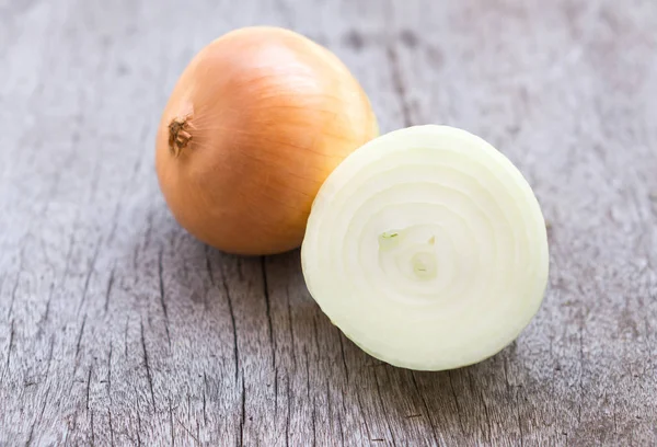 Cebola de close-up fatiada em fundo de madeira, conceito de ingrediente alimentar, foco seletivo — Fotografia de Stock