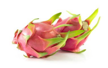 Beyaz arka planda izole edilmiş taze ejderha meyveleri, sağlıklı yiyecekler.