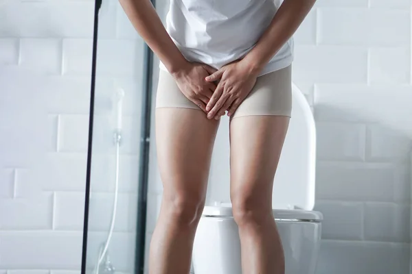 Close up woman stomachache with toilet in the morning, health care concept, selective focus — Stock Photo, Image