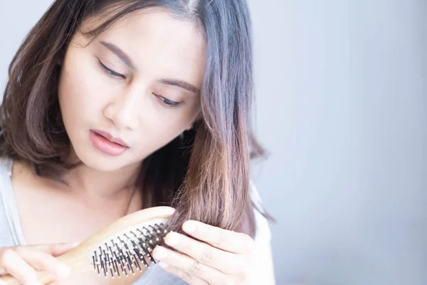 Peine de mano de mujer con grave problema de pérdida de cabello para el champú para el cuidado de la salud y el concepto de producto de belleza, enfoque selectivo — Foto de Stock