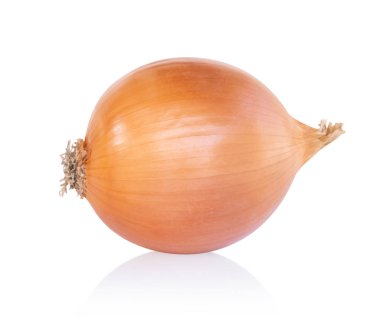 Beyaz arka planda soğan, çiğ yiyecek.