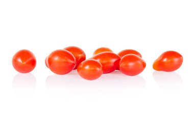 Beyaz arka planda izole edilmiş kiraz domatesleri, sağlıklı besin kavramı