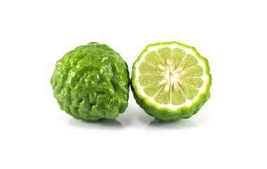 Beyaz arka planda taze bergamot meyvesi, bitki ve tıbbi