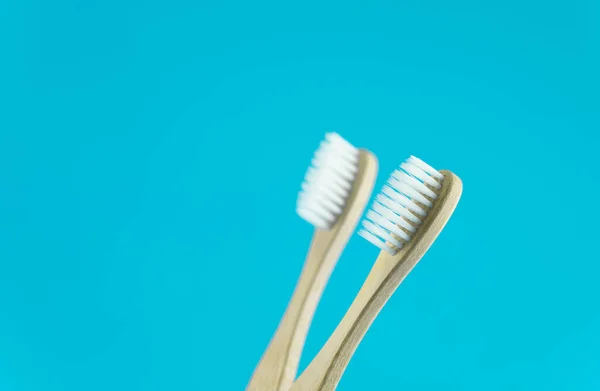 Cepillo de dientes de madera sobre fondo azul, enfoque selectivo — Foto de Stock