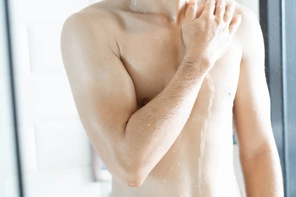 バスルーム、ヴィンテージトーン、選択的な焦点でシャンプーで髪を洗うクローズアップ若い男 — ストック写真