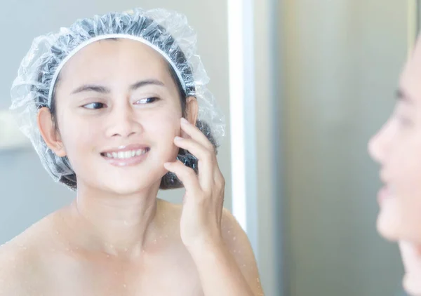 Close up mulher olhando o rosto no espelho com sorriso após o banho, cuidados de saúde e beleza — Fotografia de Stock