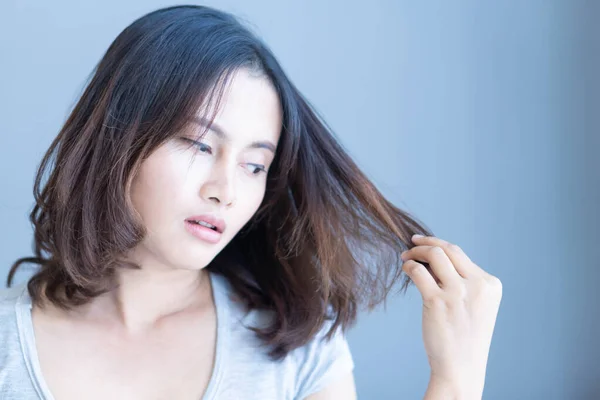 Mulher grave problema de perda de cabelo para cuidados de saúde shampoo e conceito de produto de beleza, foco seletivo — Fotografia de Stock